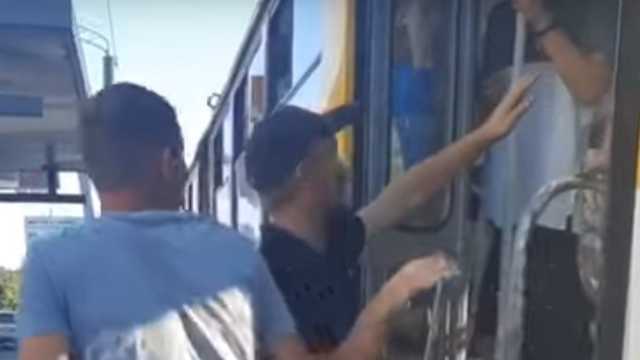 В Одессе пьяные мужчины избили пенсионерку в трамвае