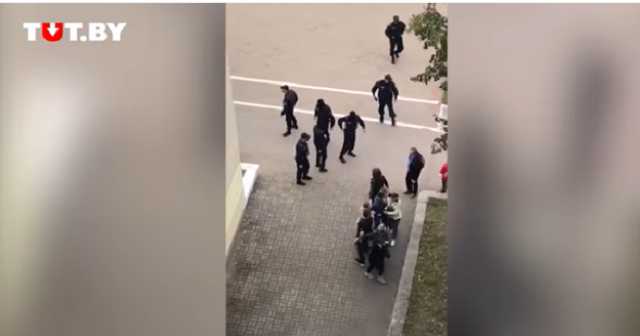 В Новополоцке протестующие граждане заставили омоновцев Лукашенко спасаться бегством