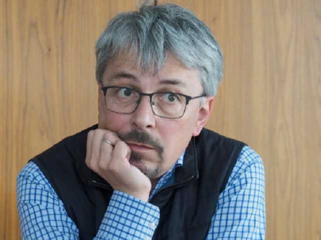 Главе Минкульта Ткаченко "зарядили" в ухо яйцом перед пресс-конференцией