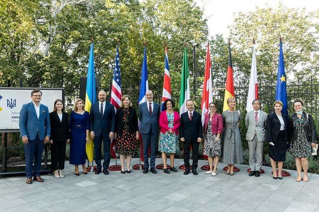 В синем платье с асимметричным вырезом: Елена Зеленская продемонстрировала стройную фигуру