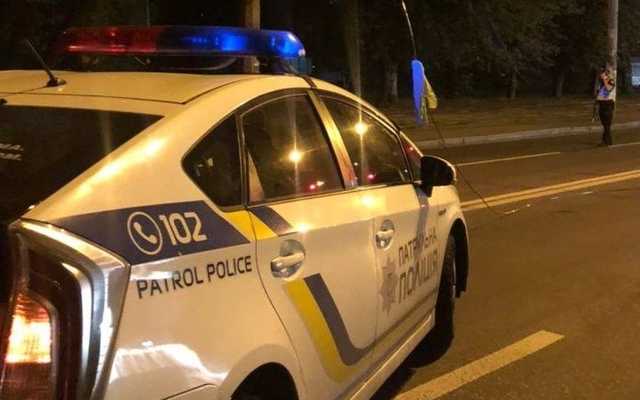 В Киеве произошло ДТП с участием троллейбуса, провода которого "обвили" Mercedes