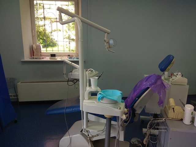 В Николаеве судили мужчину, который избил стоматолога за болезненный укол обезболивающего