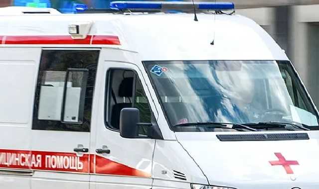 В центре Днепра мужчина вонзил в себя нож на глазах у толпы