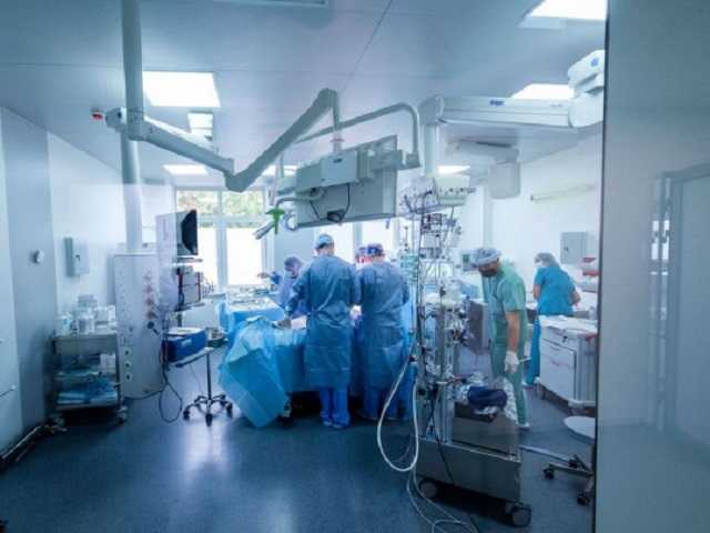 Опухоль весом 4,5 килограмма извлекали 12 часов: в Киеве провели уникальную операцию