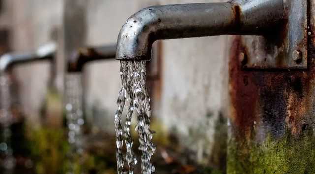 На юге Крыма начались серьезные проблемы с водой, ее подачу ограничат