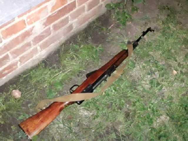 Под Сумами пьяный хулиган обстрелял людей на остановке