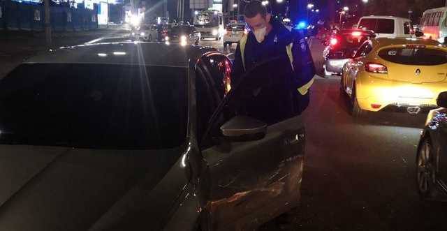 На Дружбы народов в Киеве столкнулись три авто: есть пострадавший