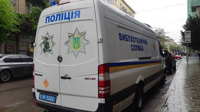 Поліція затримала жінку, яка “замінувала” будинок у центрі Львова