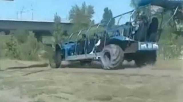 Киевляне заметили "маршрутку" с колесами от трактора и без крыши