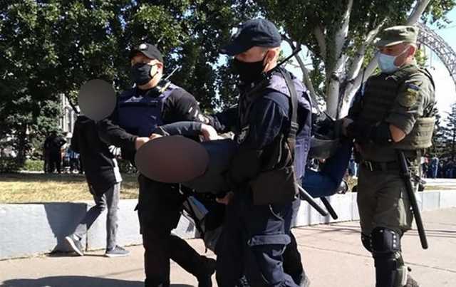 В Запорожье во время акции в толпу бросили петарды