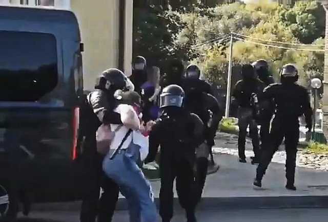 У Білорусі ОМОН затягнув в автозак жінку на пізньому терміні вагітності