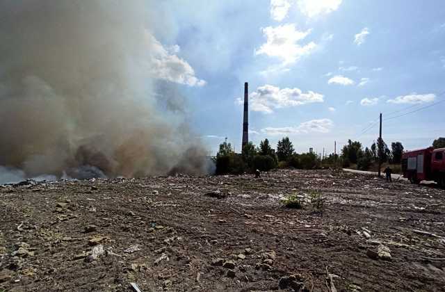 У Києві пожежа зі сміттєзвалища перекинулася на торф’яники