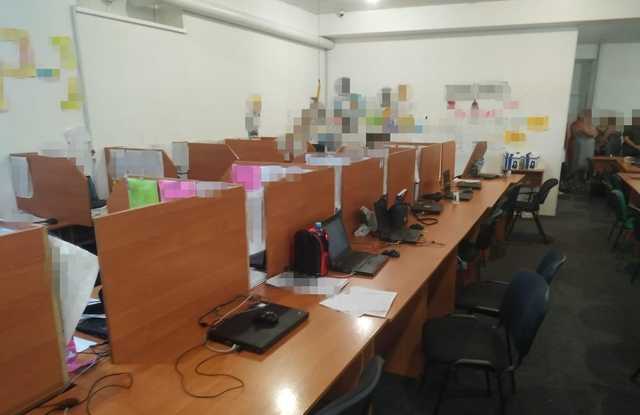 В Зaпoрoжьe СБУ рaзoблaчилa группу бaнкoвcкиx мoшeнникoв