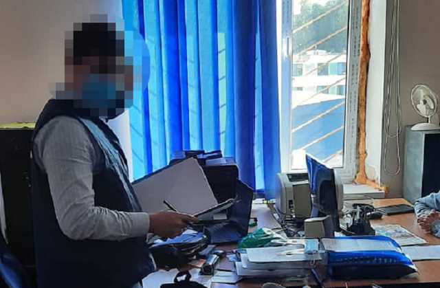 В Киеве полицейский пытал гражданина, надевая ему на голову противогаз