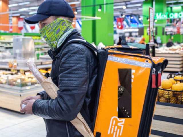 Охрана киевского ТЦ применила газ против курьеров службы доставки: инцидент попал на видео