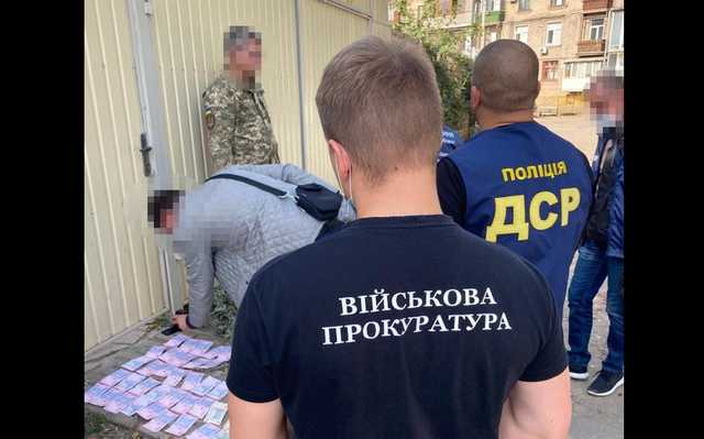 В Харьковской обл. на взятке в 8500 грн задержали военкома