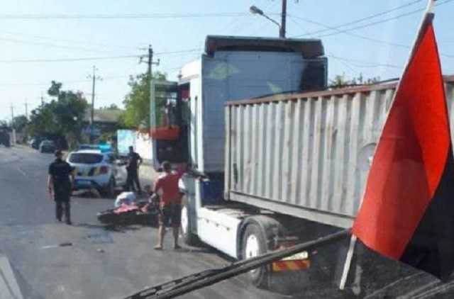 Страшное ДТП вблизи Черноморска: мотоциклист на полном споткнулся о грузовик