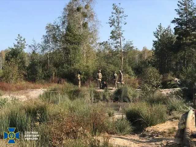 Открываем огонь!: Появилось видео, как СБУ разгоняла копателей янтаря на Ровенщине