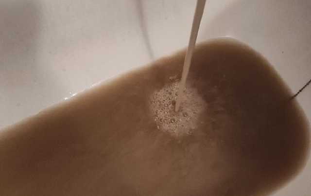 В оккупированном Симферополе из кранов течет черная вода