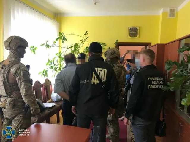 СБУ задержала начальника налоговой Тернополя на вымогательстве $40 тыс.