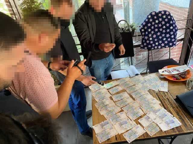 В Ивано-Франковске на взятке в 20 тыс. грн поймали чиновника Службы автодорог