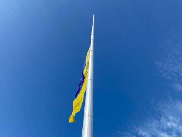 В Киеве приспустили главный флаг Украины