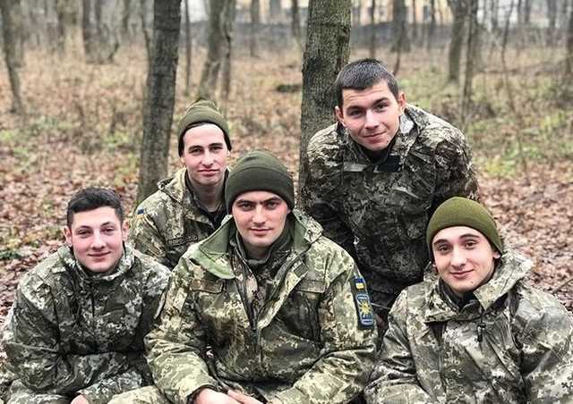 Фотографии погибших в Ан-26 курсантов 151-й группы университета Воздушных сил ВСУ