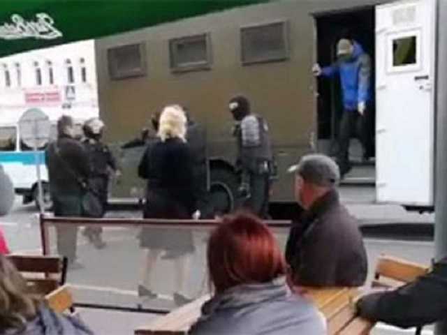 Протесты закаляют: белорус дерзко сбежал из автозака под носом у силовиков