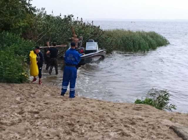 На Днепре перевернулась лодка с девятью людьми