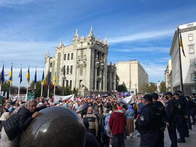 Логово мракобесия в Киеве: как РПЦ против ID карт молились