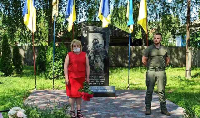 На Черниговщине школьницы записали на видео тверк возле памятника героям АТО