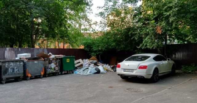 В Киеве роскошный Bentley оставили среди кучи мусора