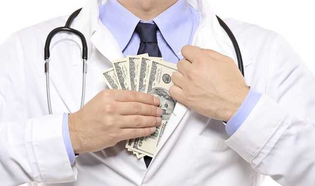 У Луцьку лікар пологового будинку займався сутенерством та продавав наркотики