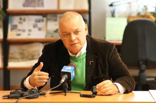 Российский пропагандист Киселев заврался. Заявил, что Украина под Луганском строит военно-морскую базу