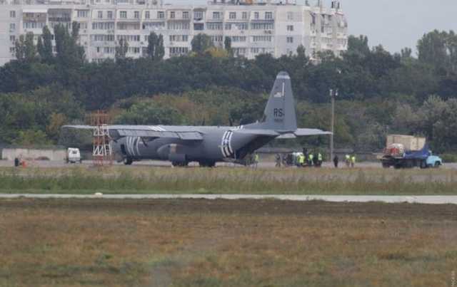 В Одессе совершил аварийную посадку военный самолет США