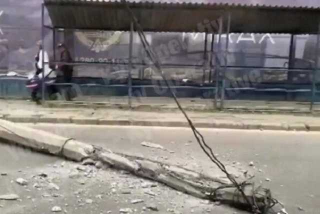 Появилось видео, как в центре Киева прямо на проезжую часть рухнул бетонный столб