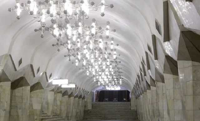 В метро Харькова засняли женщину с георгиевскими лентами: полиция не остановила ее