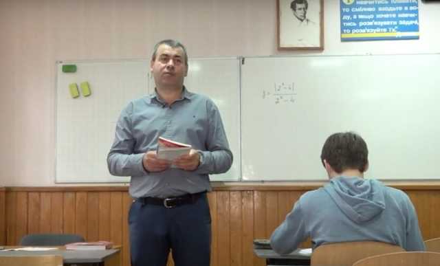 Кабмин заморозил повышение "минималки" учителям