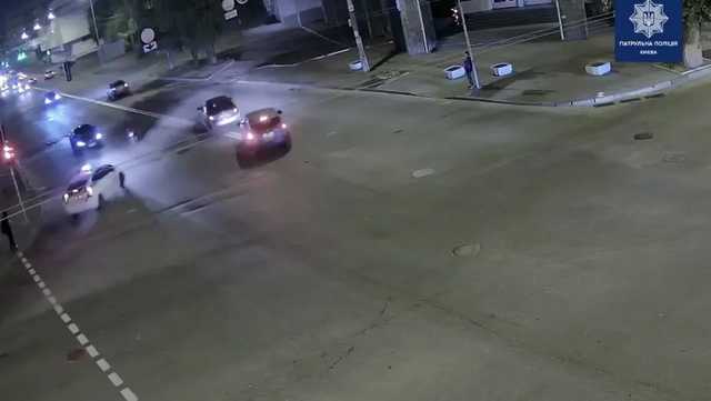 В Киеве мотоциклист на ходу открыл стрельбу по прохожим