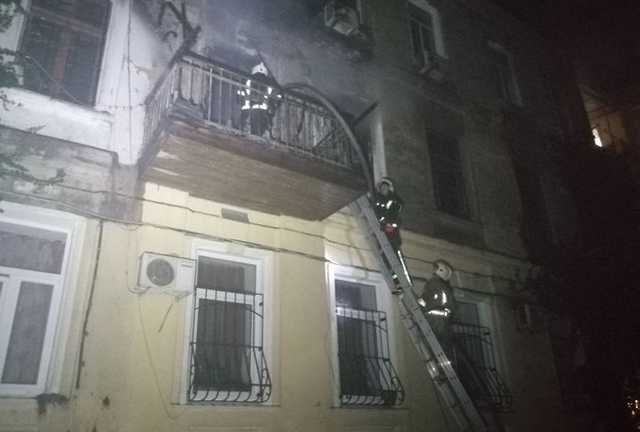 В Одессе горел дом, девушку госпитализировали в тяжелом состоянии