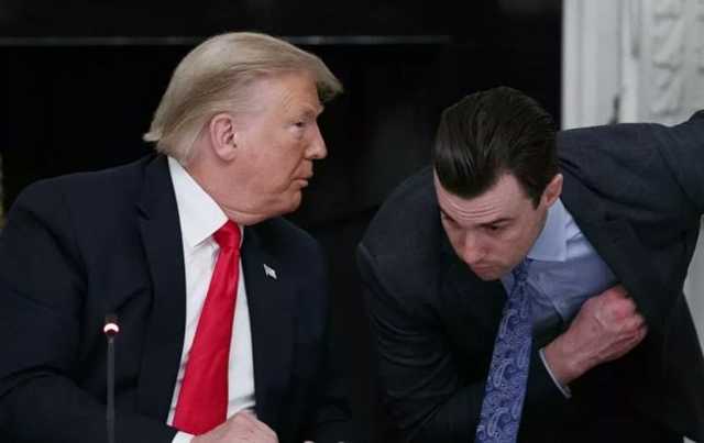 Личный помощник Трампа заразился коронавирусом
