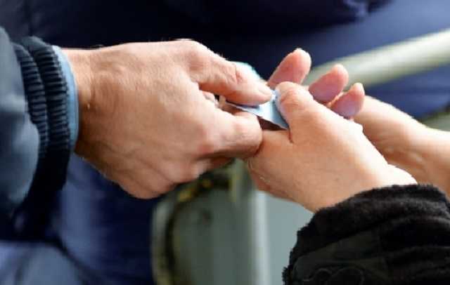 В Киеве водитель выбросил девушку из маршрутки из-за "неправильных" денег