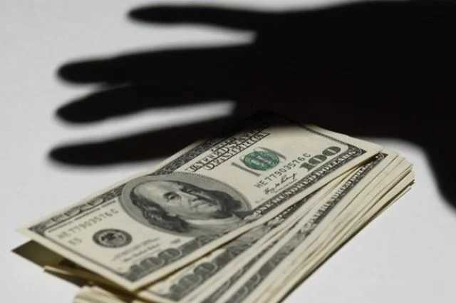 В Киеве чиновник райуправления полиции требовал взятку за переквалификацию преступления