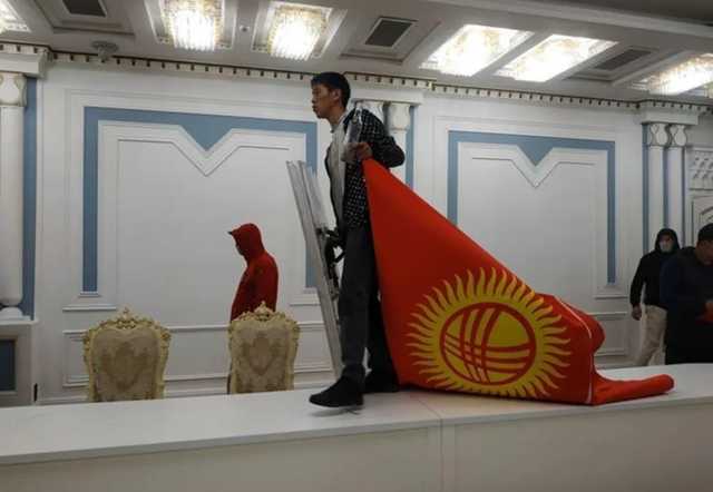 В Бишкеке митингующие захватили парламент и освободили Атамбаева