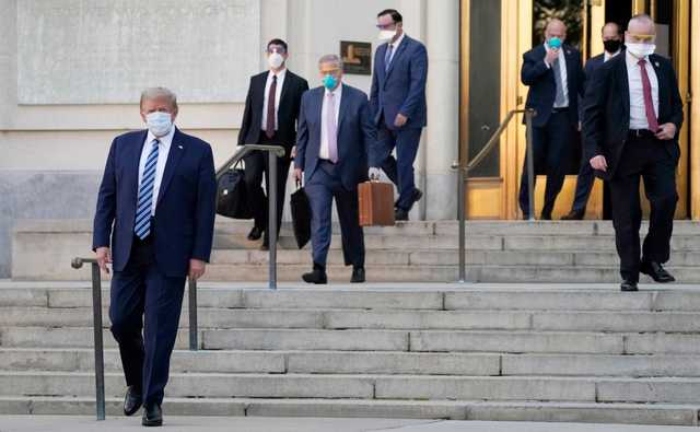 Главный инфекционист США предупредил о риске резкого ухудшения состояния заразившегося COVID-19 Трампа