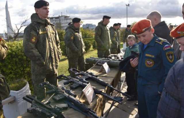 В окупованому Криму школярів змушують співати гімн РФ і малювати Путіна, – прокуратура