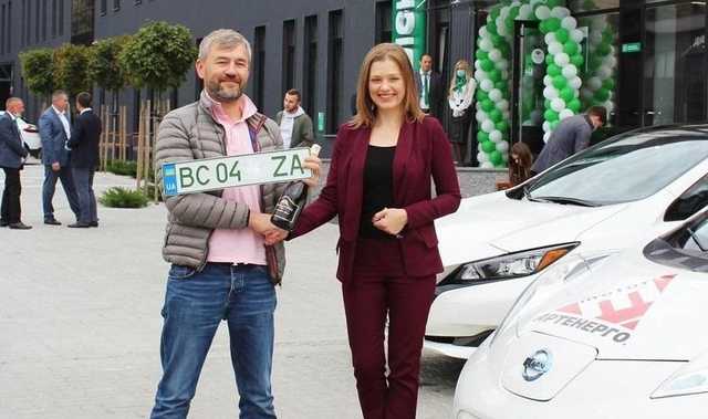 Власникам електрокарів почали видавати особливі, "зелені" номери