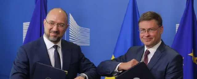 Украина подписала с ЕС пять соглашений на сотни миллионов евро