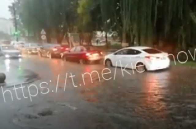 «Киев поплыл». В столице после мощного ливня улица превратилась в реку