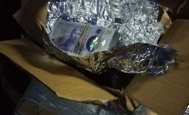Украинец хотел провезти через границу заполненные валютой коробки